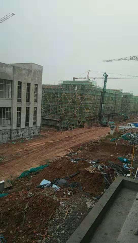 木林森照明科技有限公司耐磨地坪及密封固化劑地坪施工進(jìn)行中